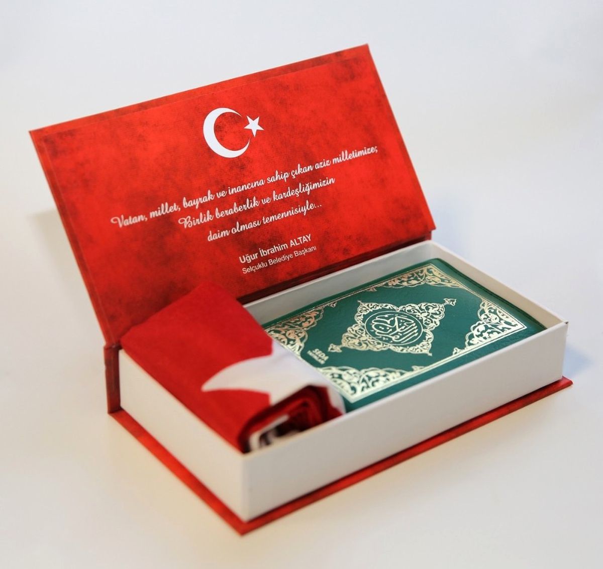 Başkan Altay\'dan Yeni Evlenen Çiftlere Hediye