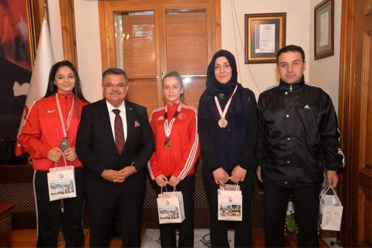 Başkan Yağcı Başarılı Sporcuları Ağırladı