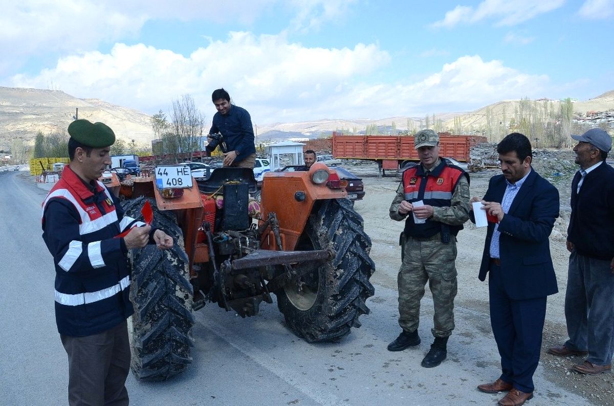 Darende\'de Sürücülere Reflektör Dağıtıldı