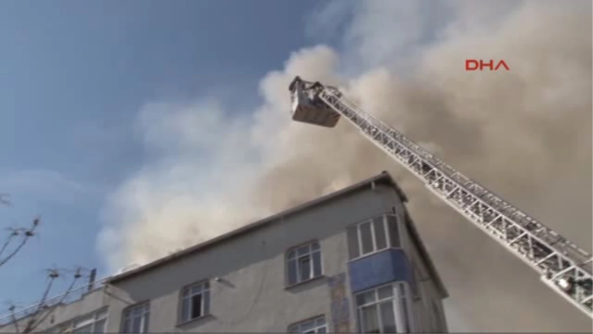 Dha İstanbul - Beyoğlunda Çıkan Yangında Binanın Çatısı Kullanılamaz Hale Geldi