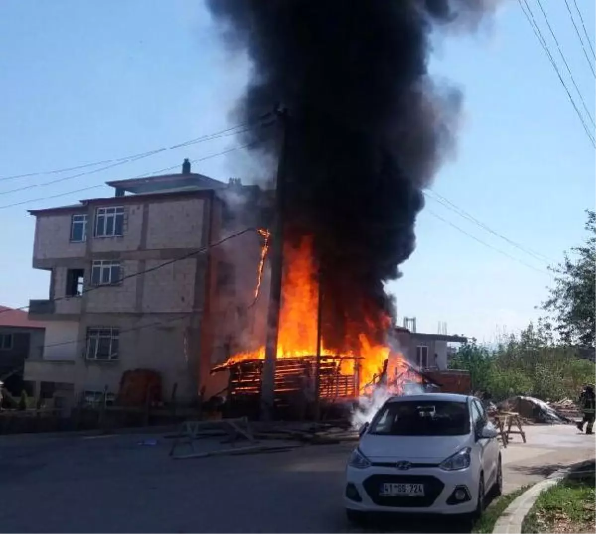 Eski Lastiklerin Konulduğu Depo Alev Alev Yandı