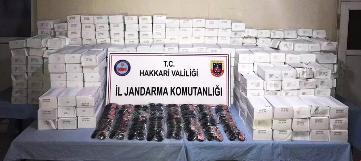 Hakkari\'de 12 Bin Adet Kaçak Güneş Gözlüğü Ele Geçirildi