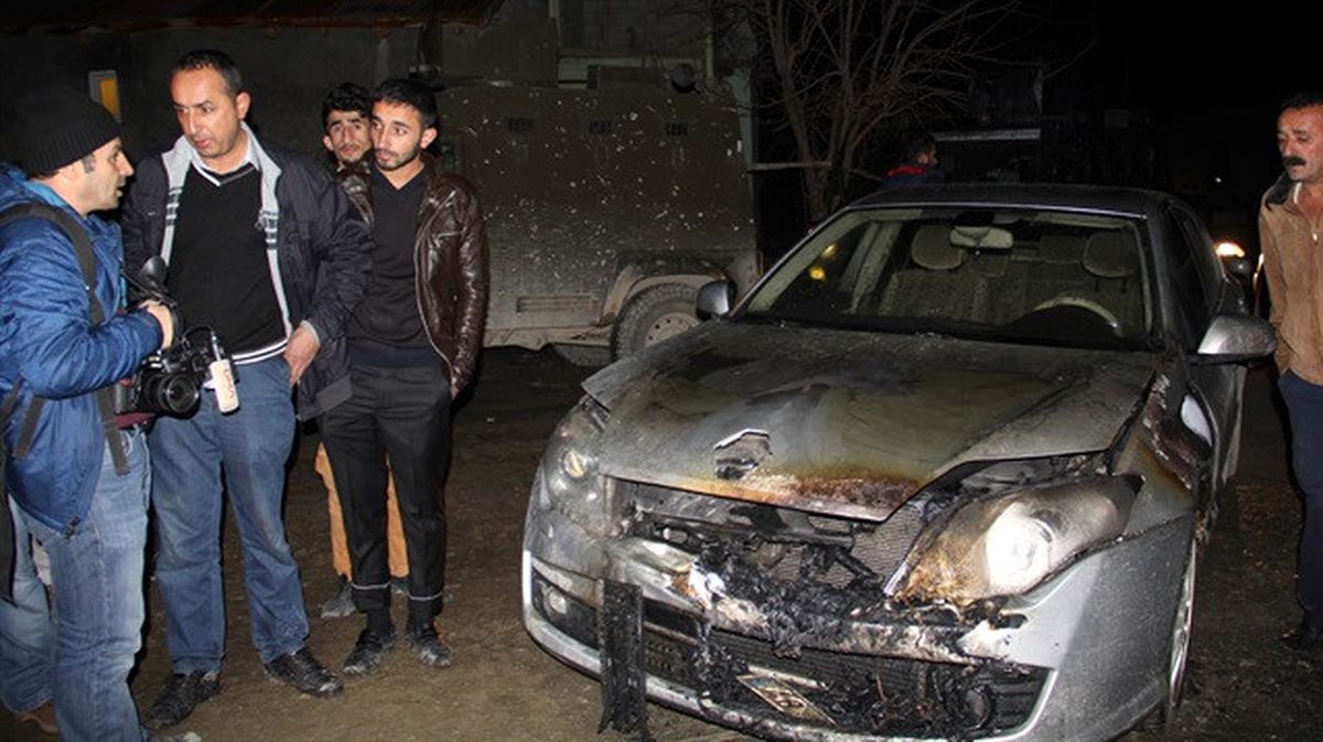Hakkari\'de Bir Araç Kundaklandı