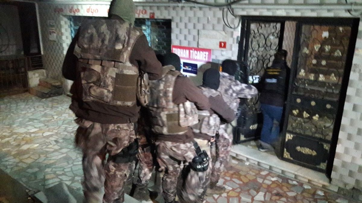 İstanbul\'da Zehir Tacirlerine Şafak Baskını