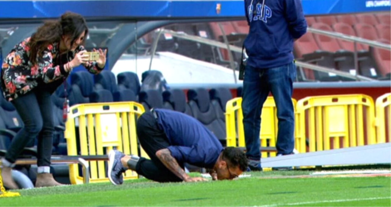 Juventus\'lu Futbolcu Dani Alves, Barcelona Maçı Öncesi Çimleri Öptü