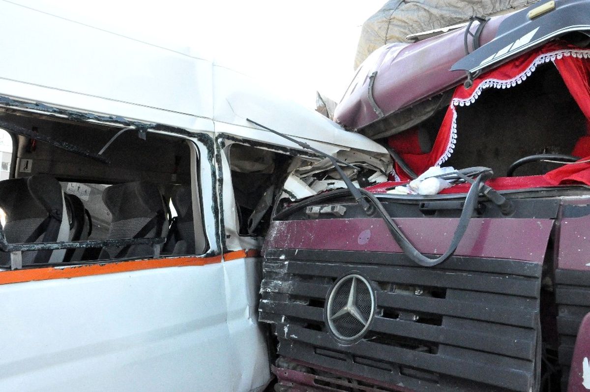 Kamyon, Yolcu Alan İşçi Servisine Çarptı: 5 Yaralı
