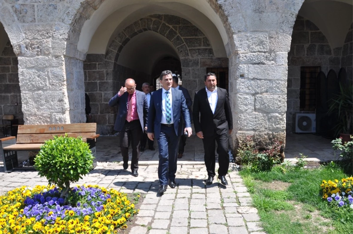 Kosova Kamu Yönetimi Bakanı Mahir Yagcilar, Sokullu Mehmet Paşa Külliyesi\'ni Gezdi