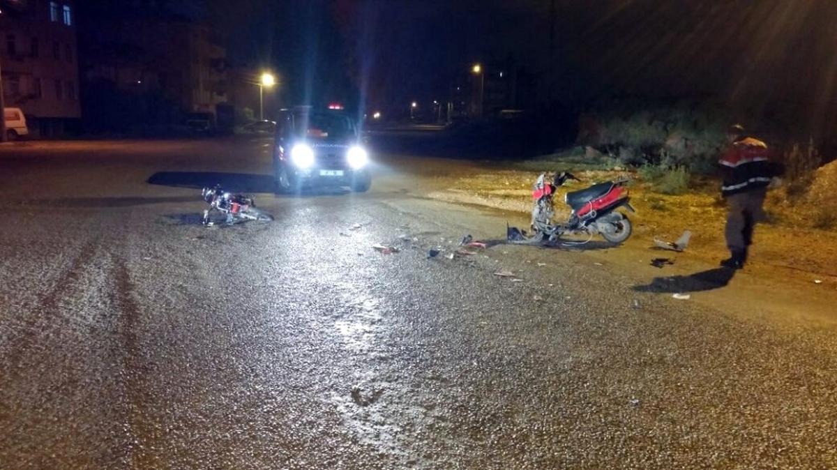 Manavgat\'ta Motosikletler Çarpıştı: 2 Yaralı