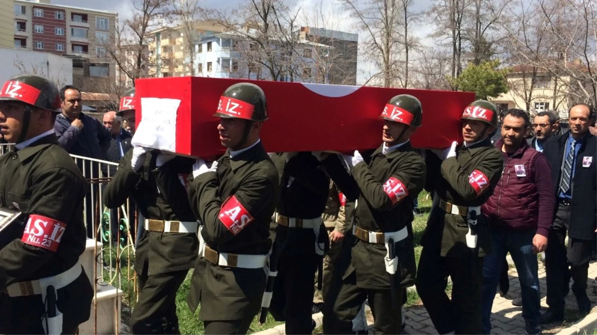 Şehit Uzman Onbaşı Kalp Krizinden Ölen Yengesiyle Son Yoluculuğuna Uğurlandı