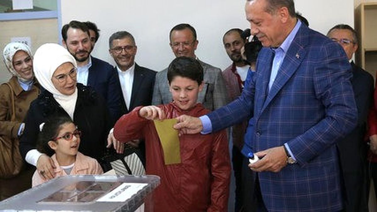 Türkiye Sandık Başında: Liderler Oylarını Kullandı