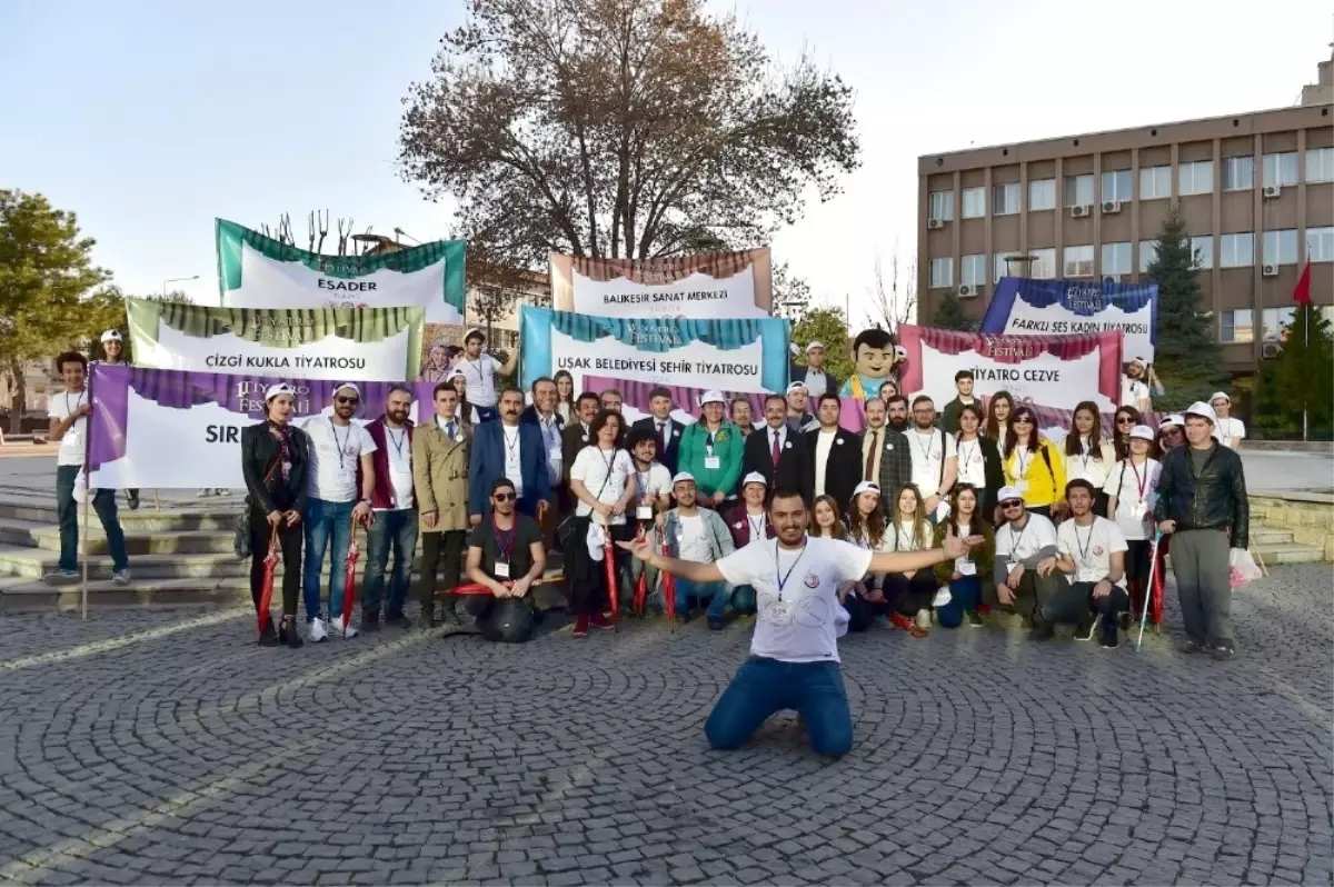 Uşak Belediyesi Şehir Tiyatrosu İzmir\'de Sahne Alıyor