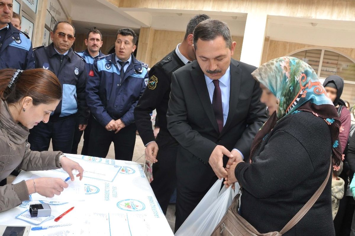 Uysal, 110 Aileye Gıda ve Giyim Yardımında Bulundu