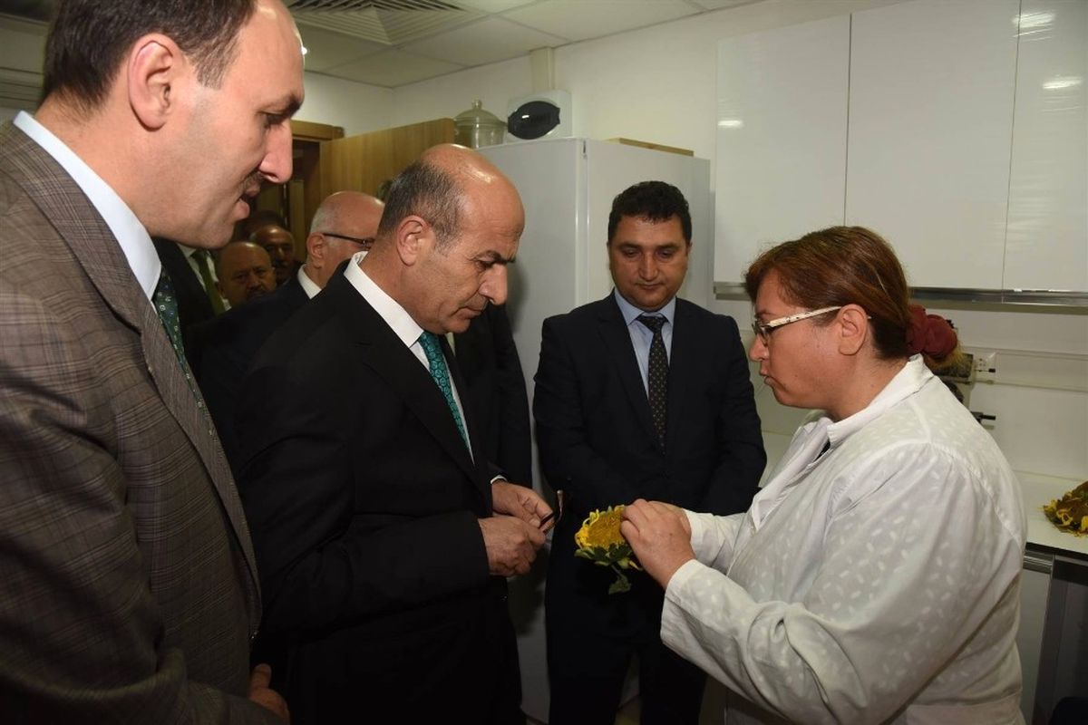 Vali Demirtaş, Doğu Akdeniz Tarımsal Araştırma Enstitüsü Müdürlüğü\'nde İncelemede Bulundu