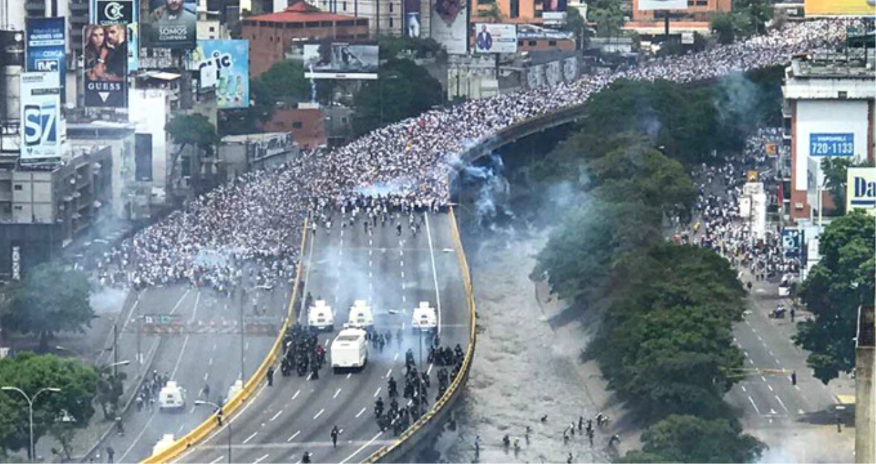 Venezuela\'da \'Tüm Protestoların Anası\' Düzenlendi: Yüz Binler Sokağa Çıktı
