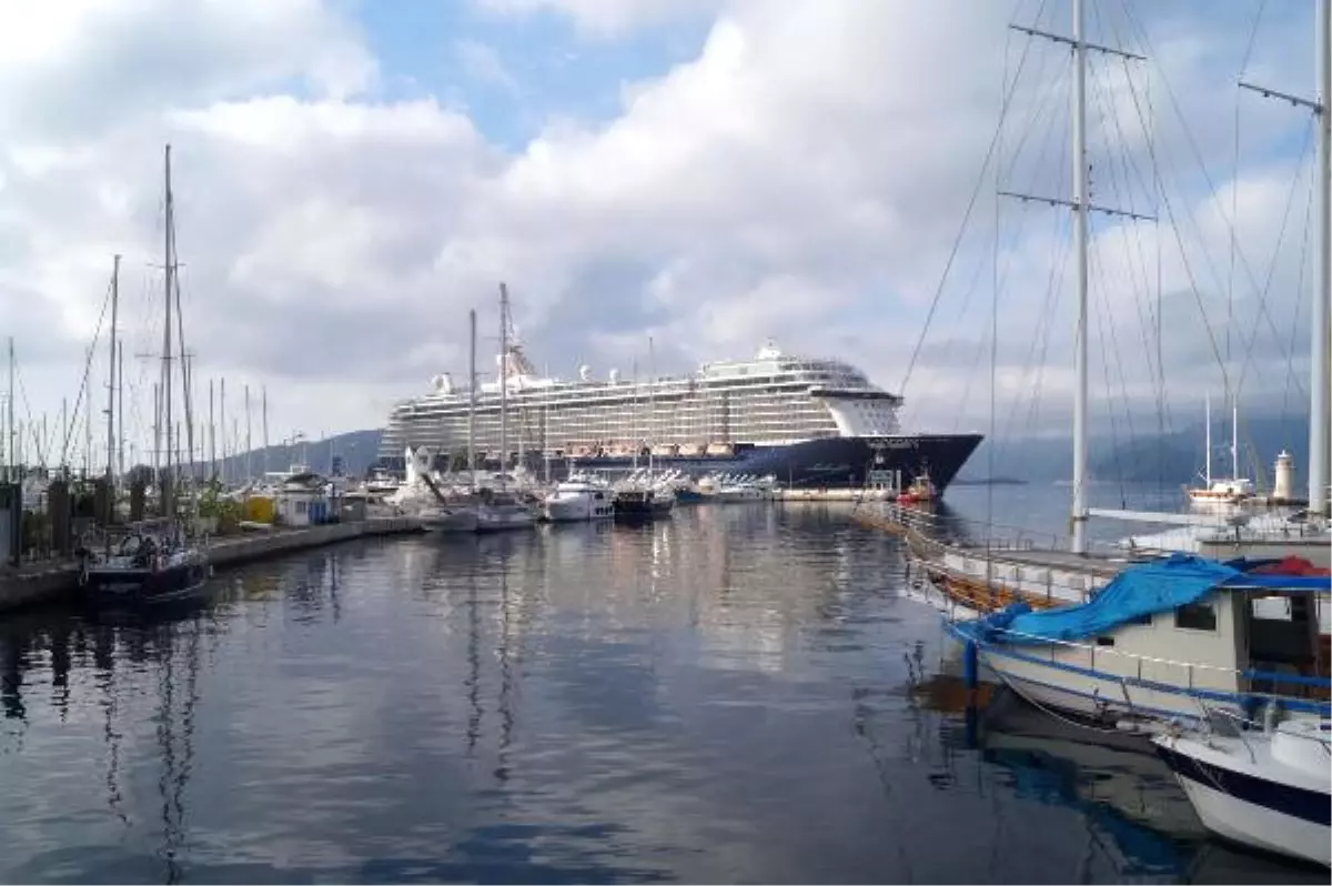 Yolcu Gemisi \'Mein Schiff 3\', Marmaris\'e Demir Attı