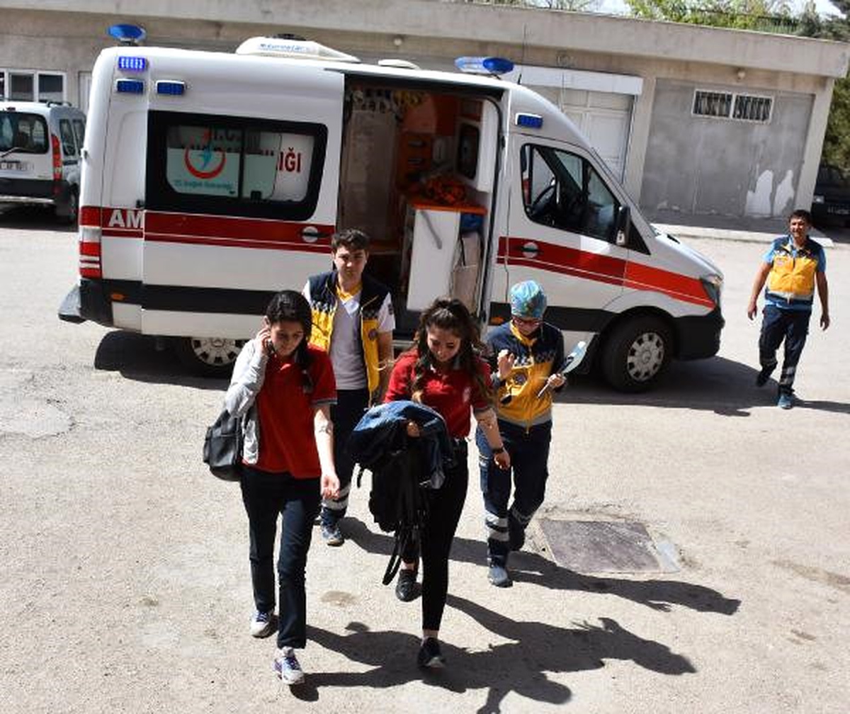 11 Öğrenci, Yemekten Zehirlendikleri Şüphesiyle Hastaneye Kaldırıldı