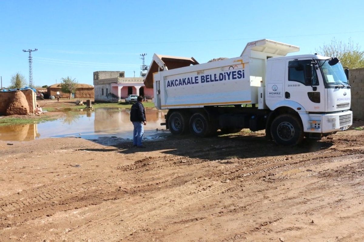 Akçakale\'de Yağmur Suyu Biriken Alanlar Toprakla Kapatıldı