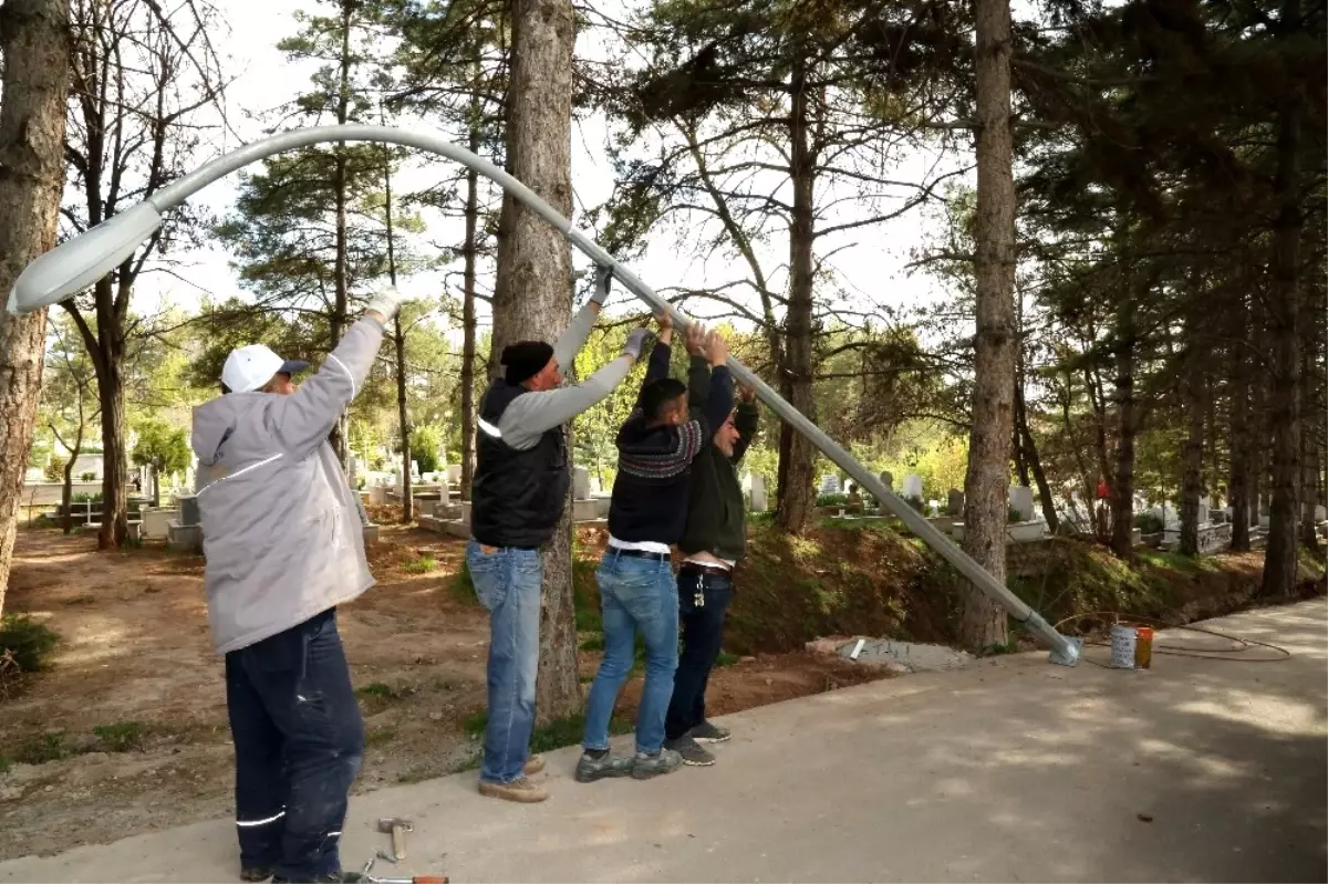 Aksaray Belediyesi Ervah Kabristanlığını Aydınlatıyor