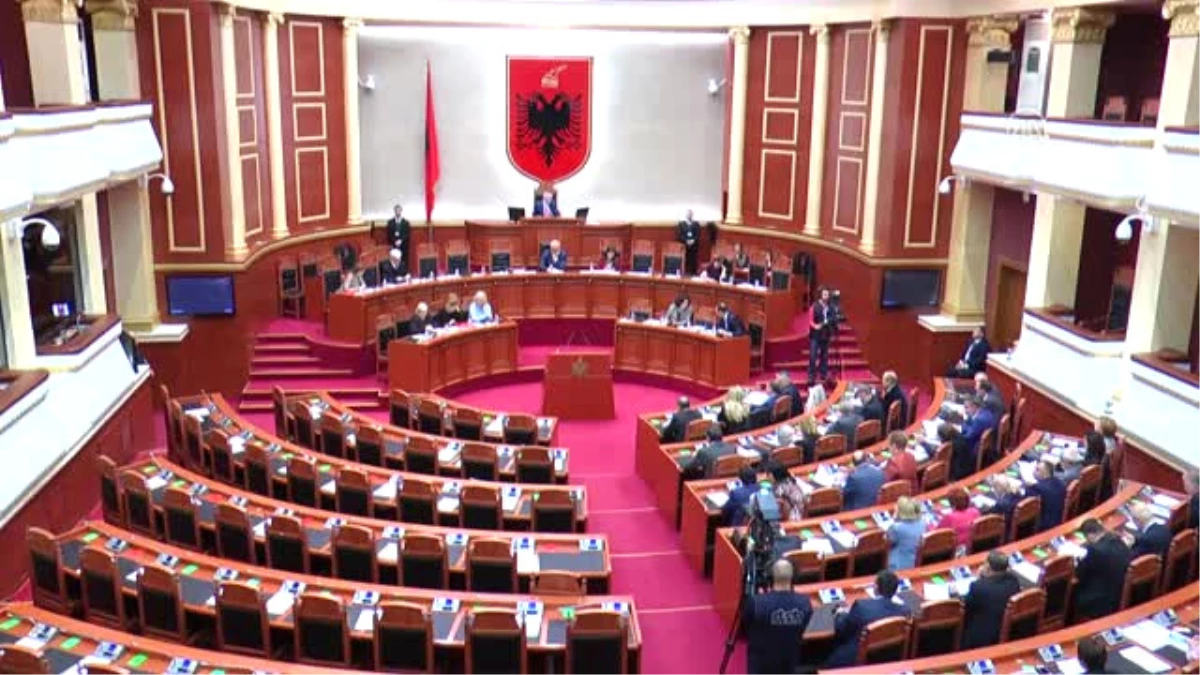 Arnavutluk\'ta "Adaysız" Cumhurbaşkanlığı Seçimi