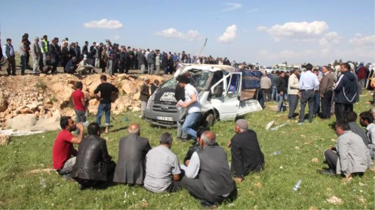 Çeyiz Almaya Gidenleri Taşıyan Kamyonetin Lastiği Patladı: 4 Ölü, 10 Yaralı (2) - Yeniden