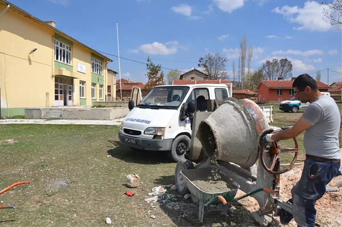 Çürümeye Yüz Tutmuş Eski Köy Okulunu Kullanışlı Bir Hale Getirmek İçin Çalışıyorlar