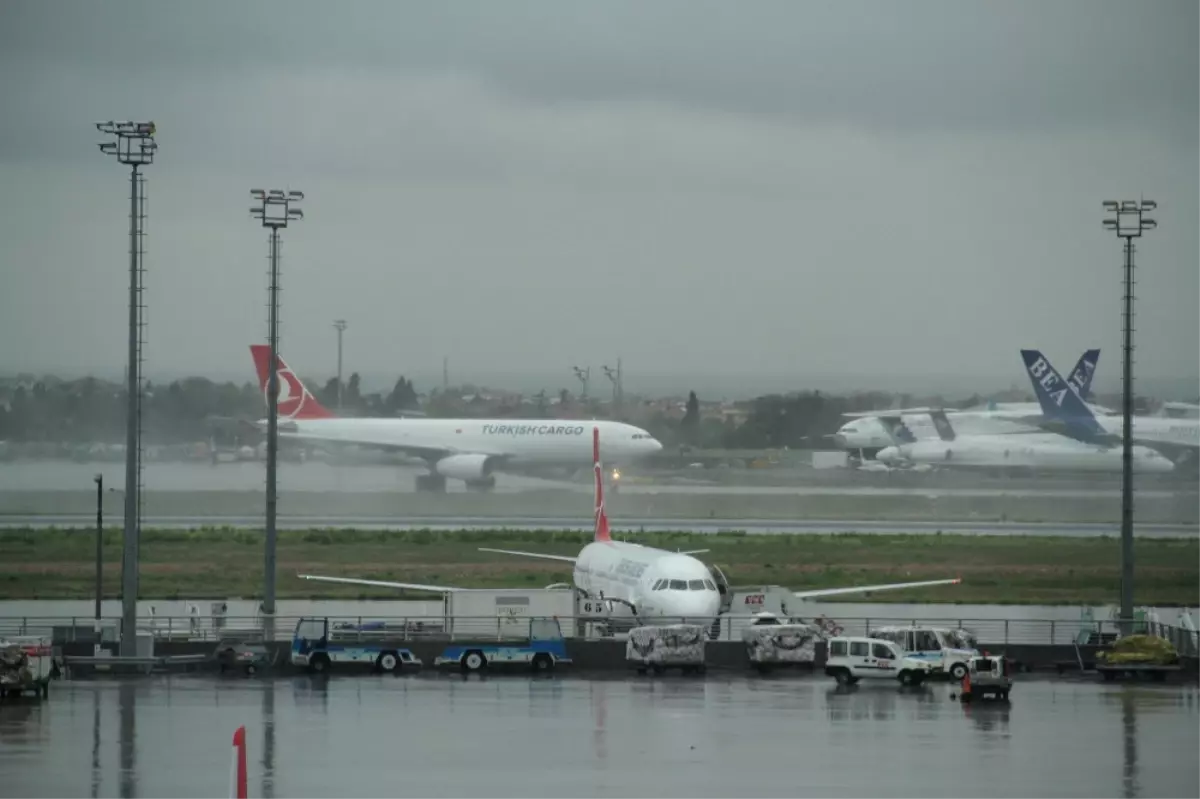 Dha İstanbul - Sağanak Yağış Hava Trafiğini Etkiledi