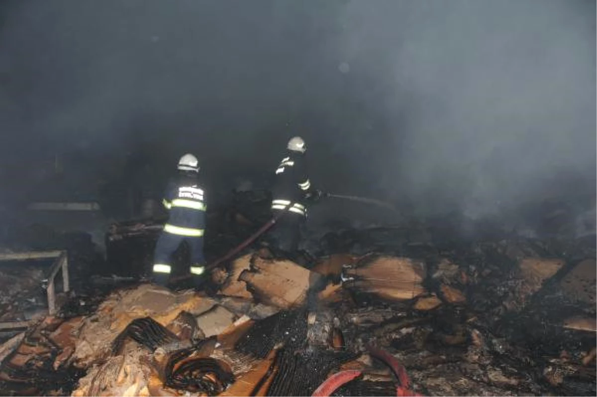 Eskişehir\'de Kağıt Fabrikasındaki Yangını İtfaiye Ekipleri Söndürdü