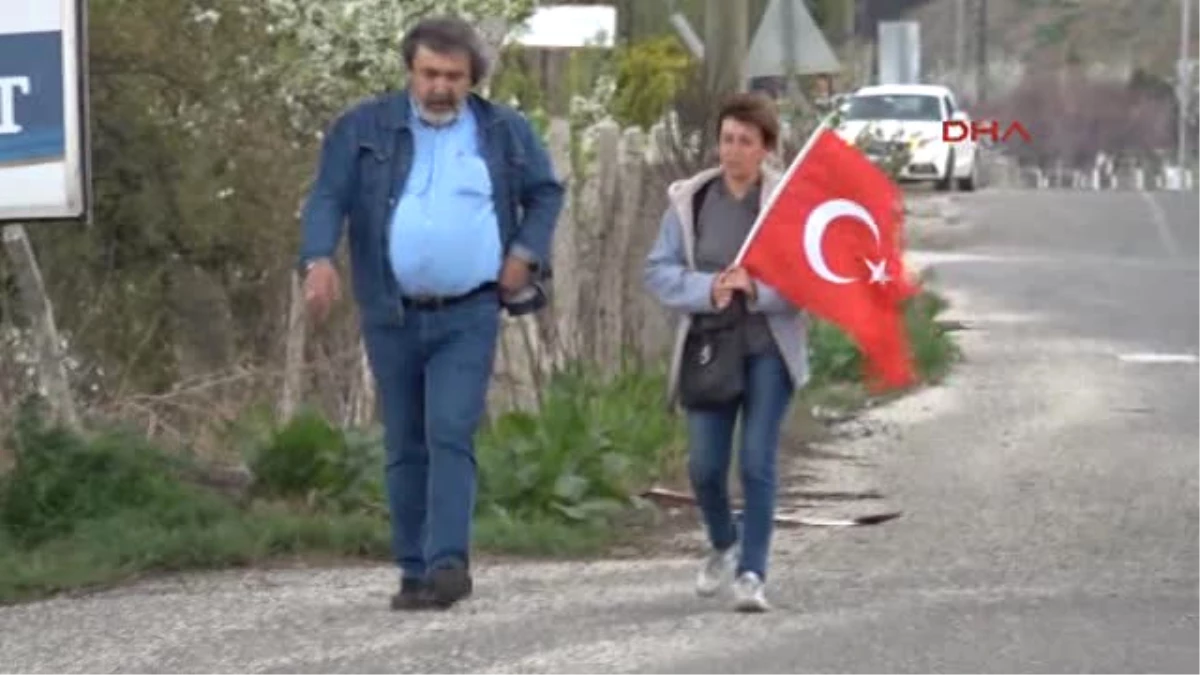 Eskişehir Referandumun Iptali Için Ankara\'ya Yürüyen Doktor Bozüyük\'e Geldi