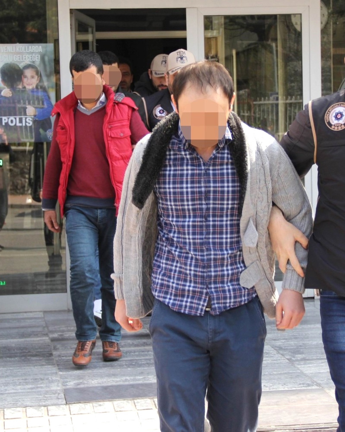 Fetö\'nün "Öğrenci Evleri Abisi" Askerler Adliyeye Sevk Edildi