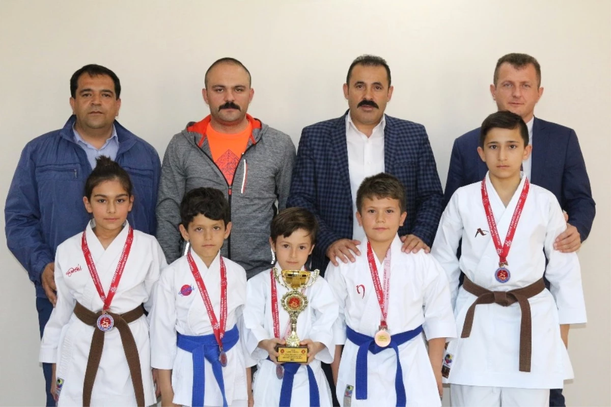 Karaman Karate Takımı Antalya\'dan Madalyalarla Döndü