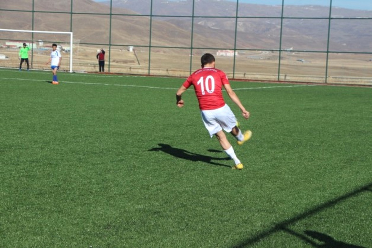 Karlıova Yıldırımspor Bal\'a Yükseldi