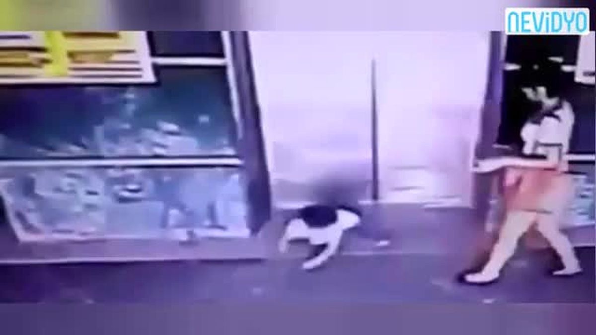 Kızına Tekme Atarak Hayatını Kurtardı