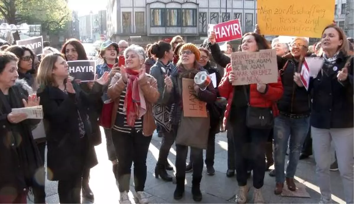 Köln\'de Kadınlardan Referandum Protestosu: "Ysk\'ya Yenildik"