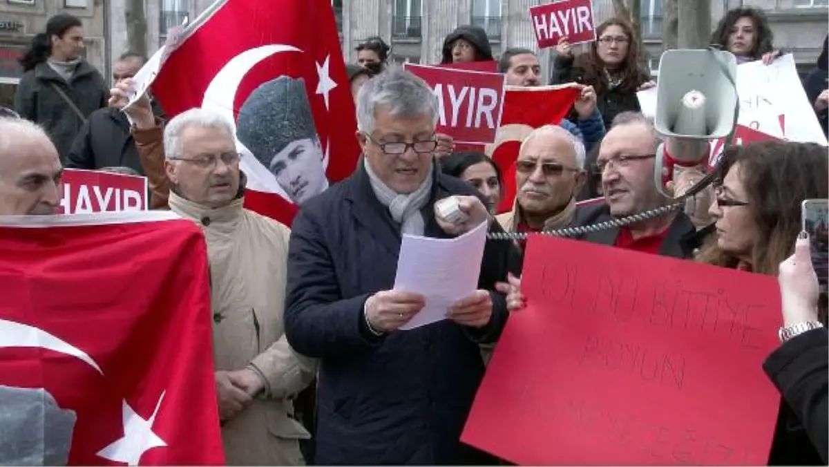 Köln\'de Kadınlardan Referandum Protestosu: "Ysk\'ya Yenildik"