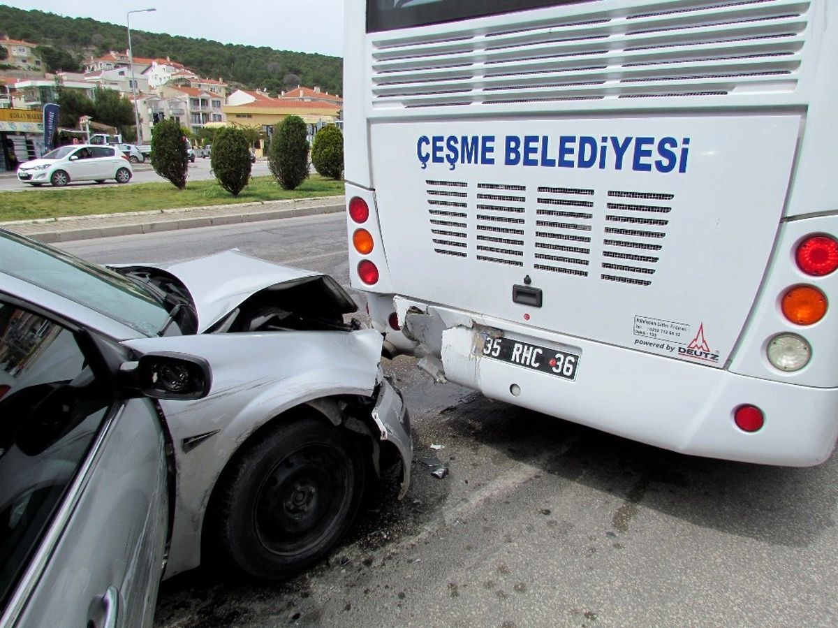 Öğrencileri Bekleyen Otobüse Otomobil Arkadan Çarptı: 3 Yaralı