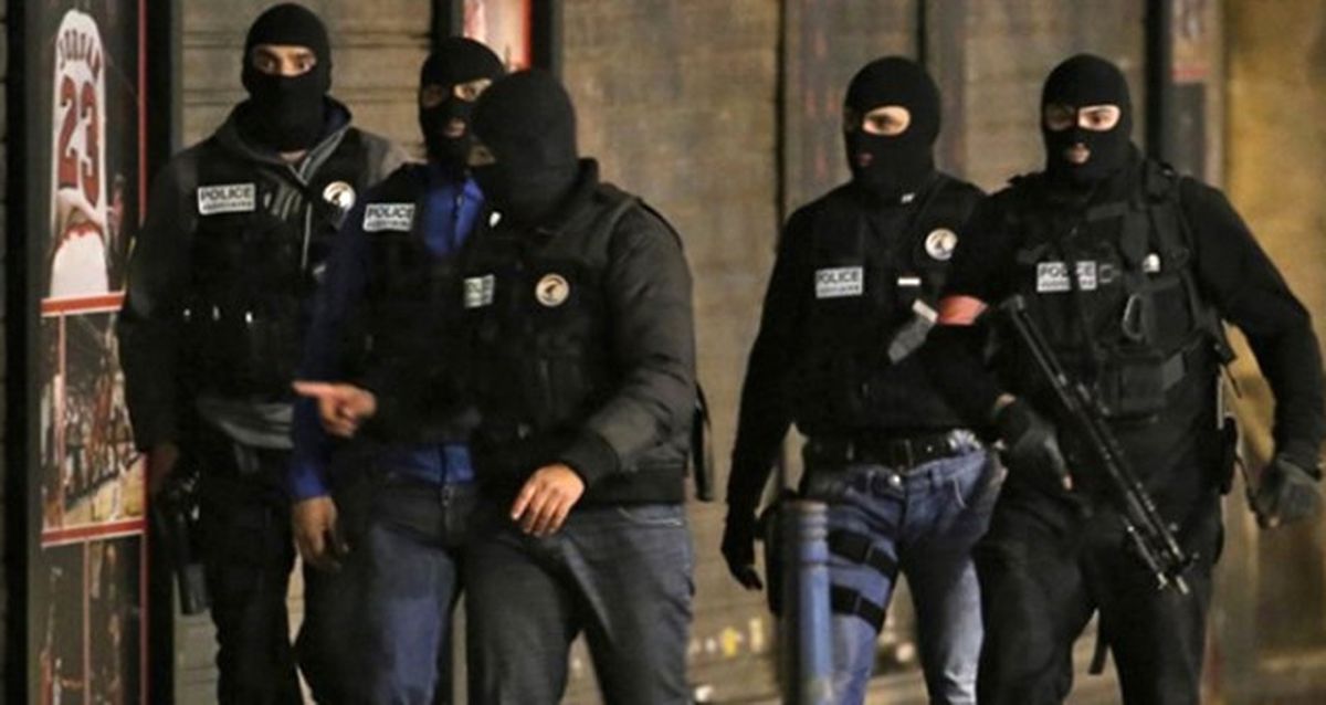 Paris\'te Champs-Elysees Bulvarında Polise Silahlı Saldırı
