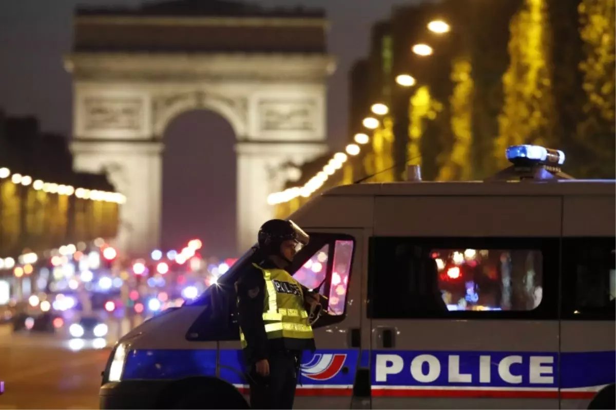 Paris\'te Champs-Elysees Bulvarında Polise Silahlı Saldırı (2)