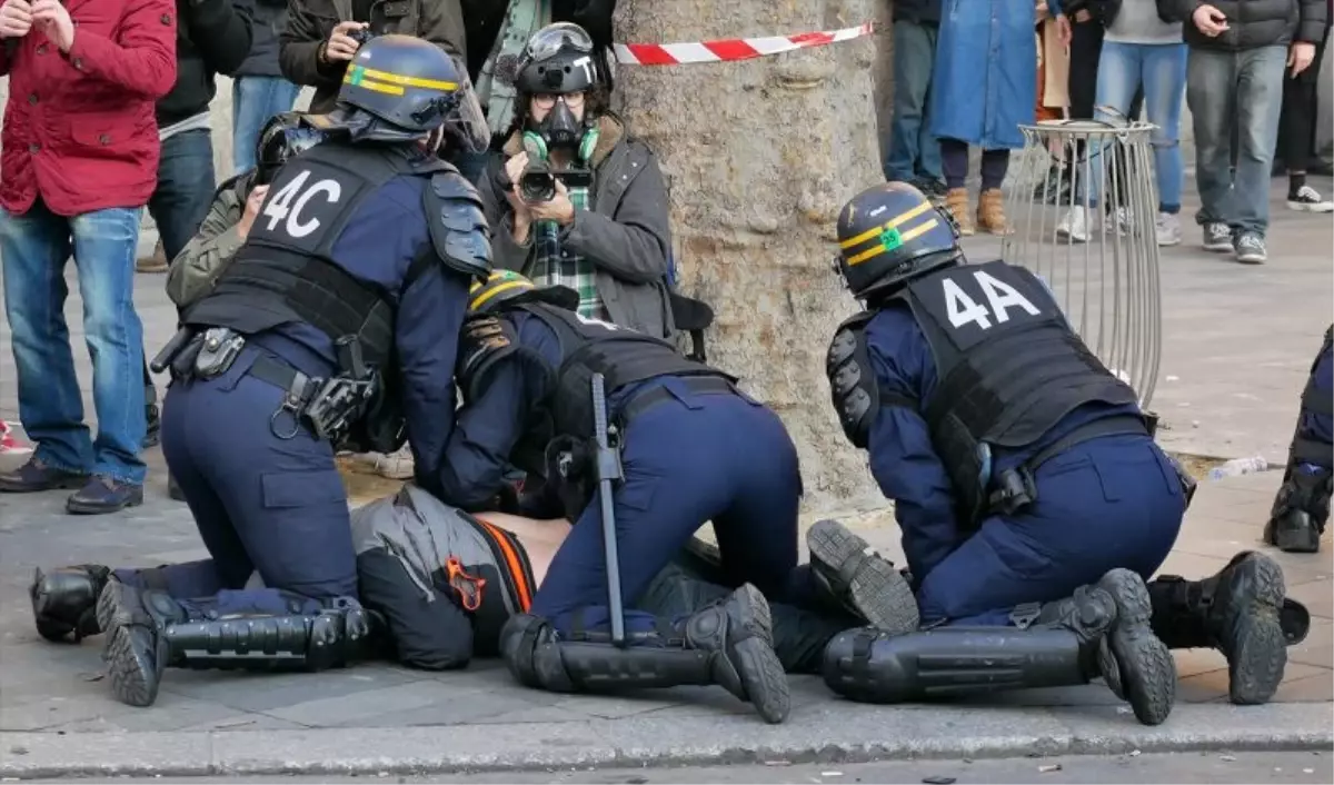 Paris\'te Liseliler Cumhurbaşkanı Seçimini Protesto Etti