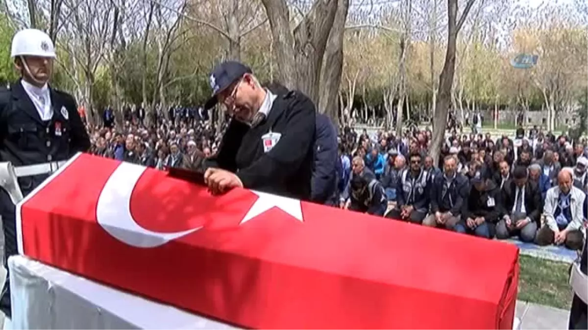 Şehidin Babası Oğlunun Tabutunu Öperek Son Yolculuğuna Uğurladı