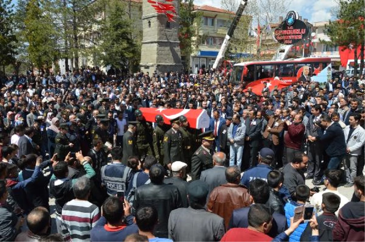 Şehit Astsubay Karaman\'ı 10 Bin Kişi Uğurladı