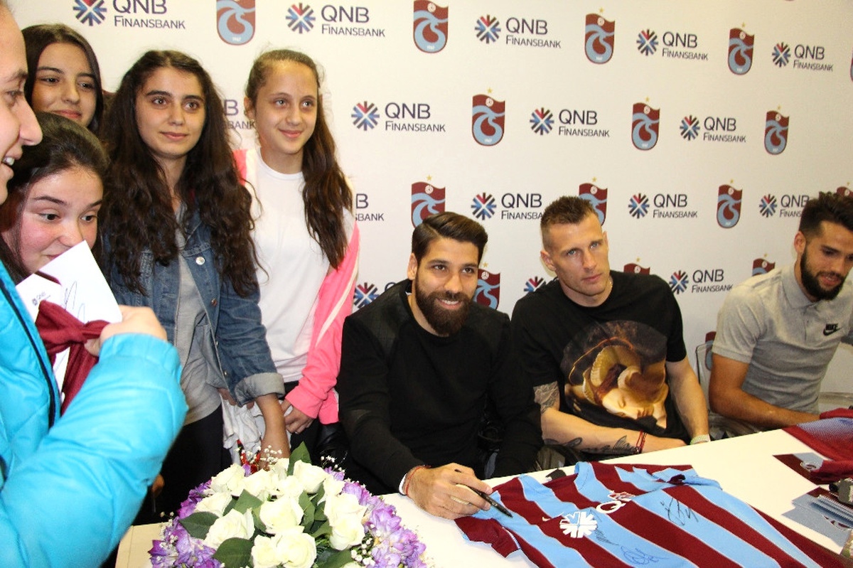 Trabzonsporlu Futbolcular Imza Gününe Katıldı