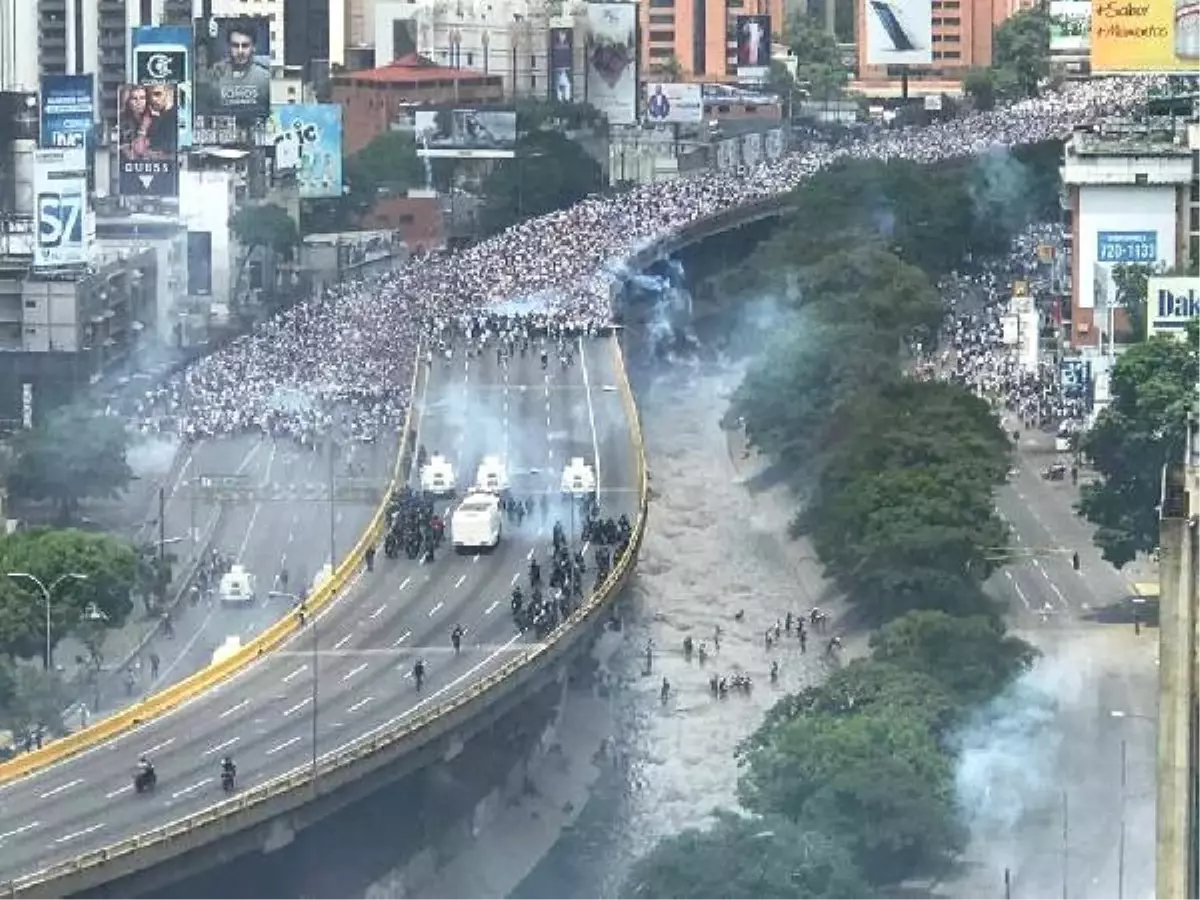 Venezuela\'da Maduro Karşıtı Protestolarda 3 Kişi Öldü