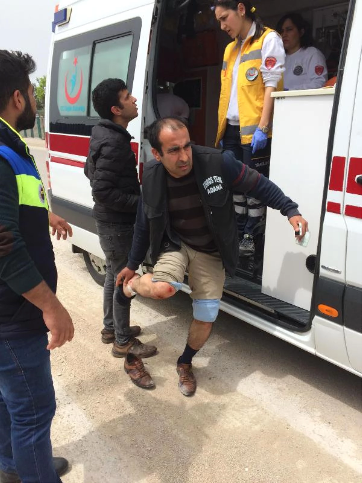 Ambulanstan İnen Yaralı Satıcı, Yola Saçılan Peynirlerini Topladı