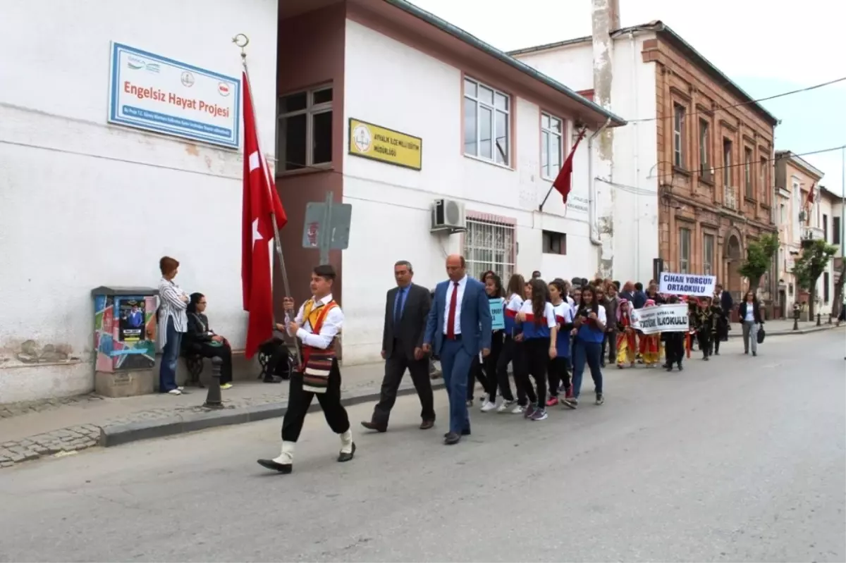 Balıkesir\'de Uluslararası Halk Oyunları Festivali