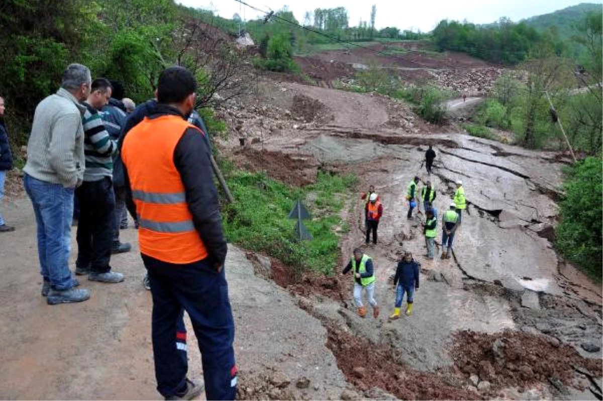 Bartın\'da 17 Köye Ulaşım Sağlanan Yol Çöktü