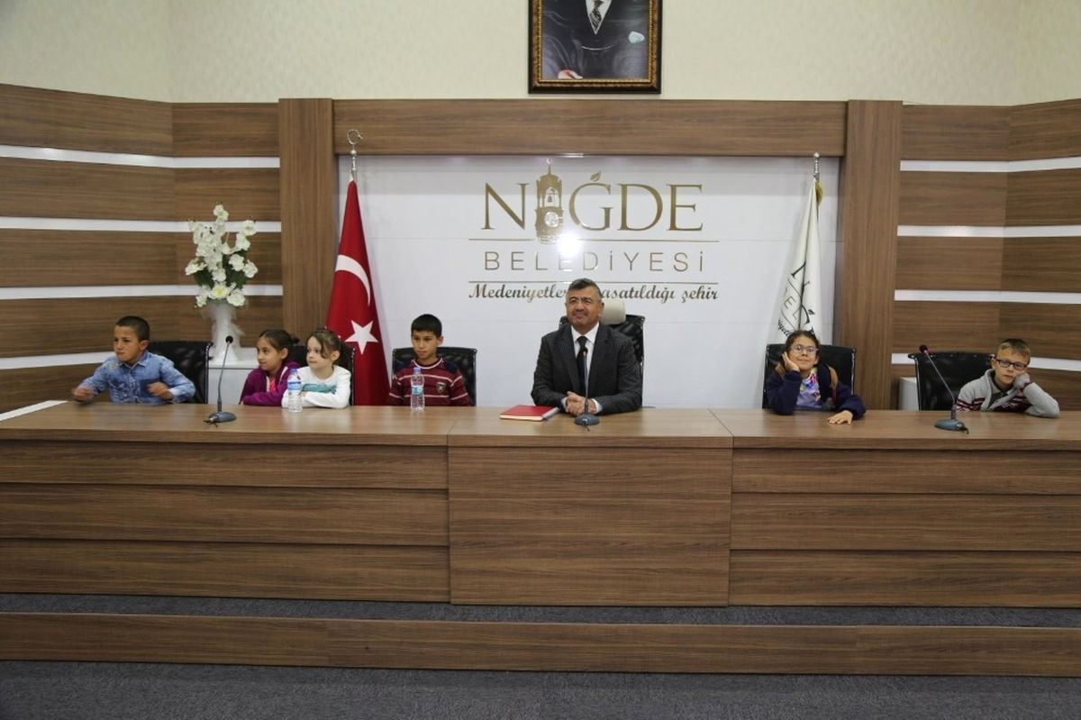 Başkan Akdoğan\'dan Minik Öğrencilere Alışveriş Merkezi Müjdesi