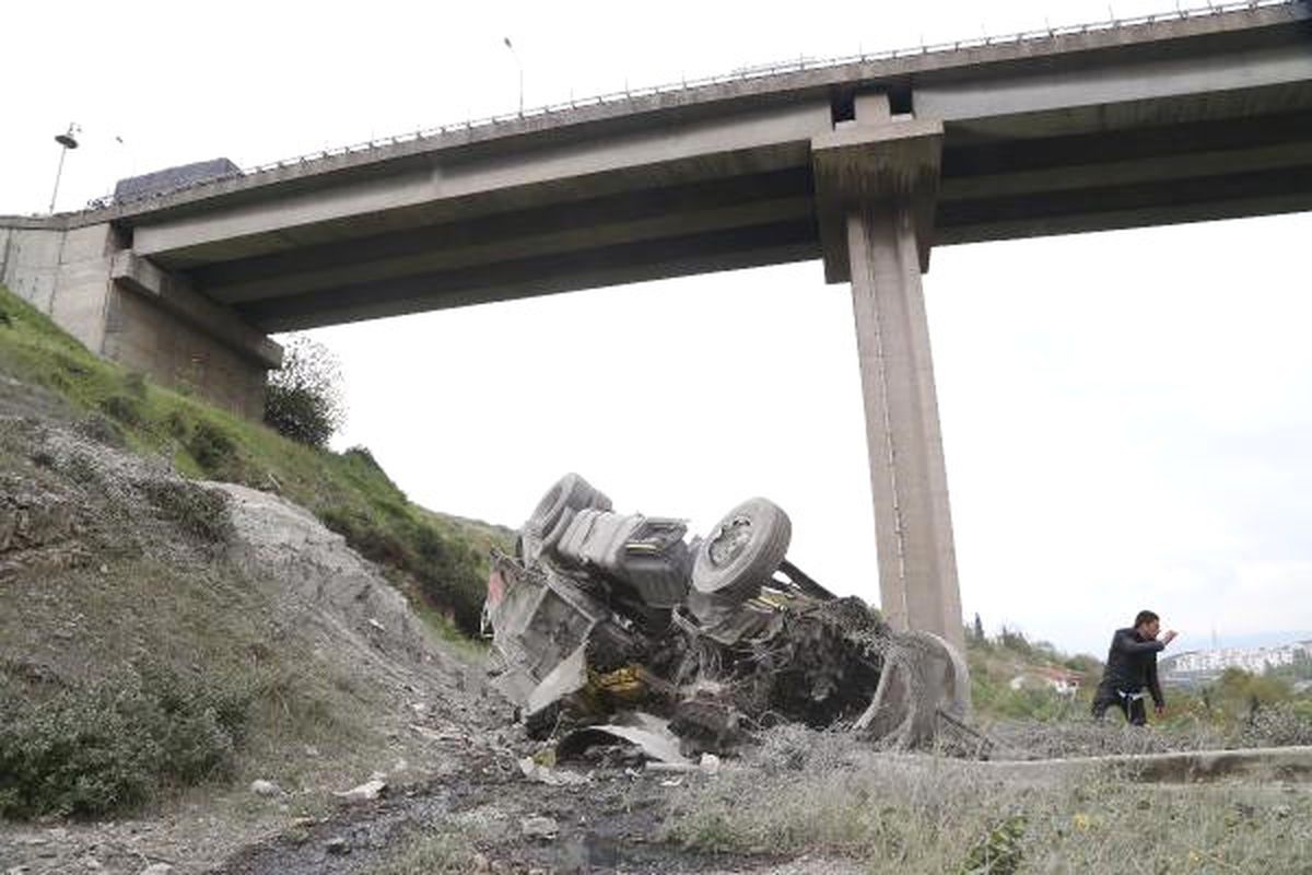 Çimento Yüklü Tır Viyadükten Uçtu, Sürücüsü Öldü