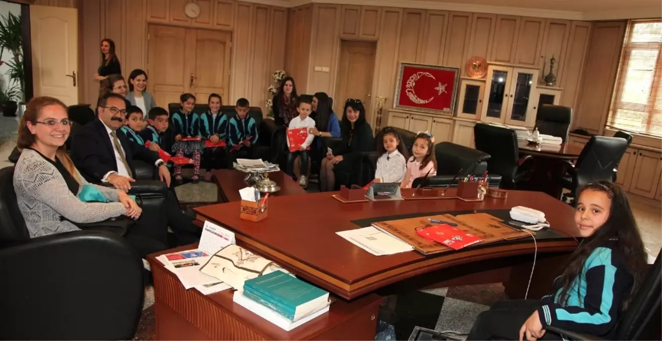 Çocuklar Gaün Rektörü Gür\'ün Koltuğunda