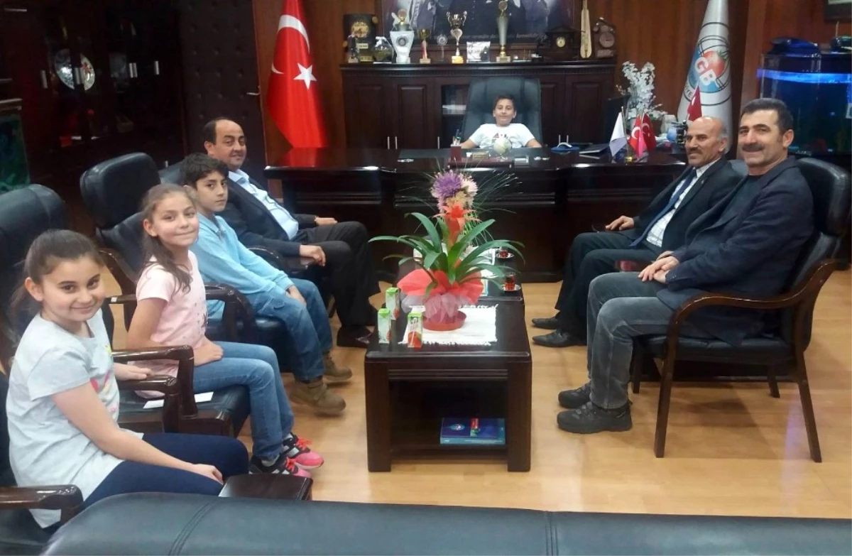 Demirtaş\'ın Başkanlık Koltuğuna 4 Öğrenci Oturdu