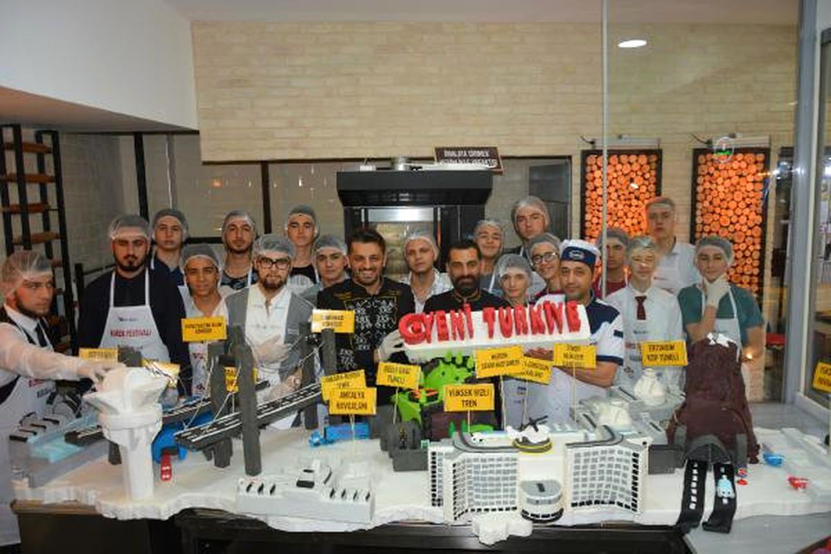 Dünya Rekortmeni Börekçiden Külliyeye 23 Nisan Pastası